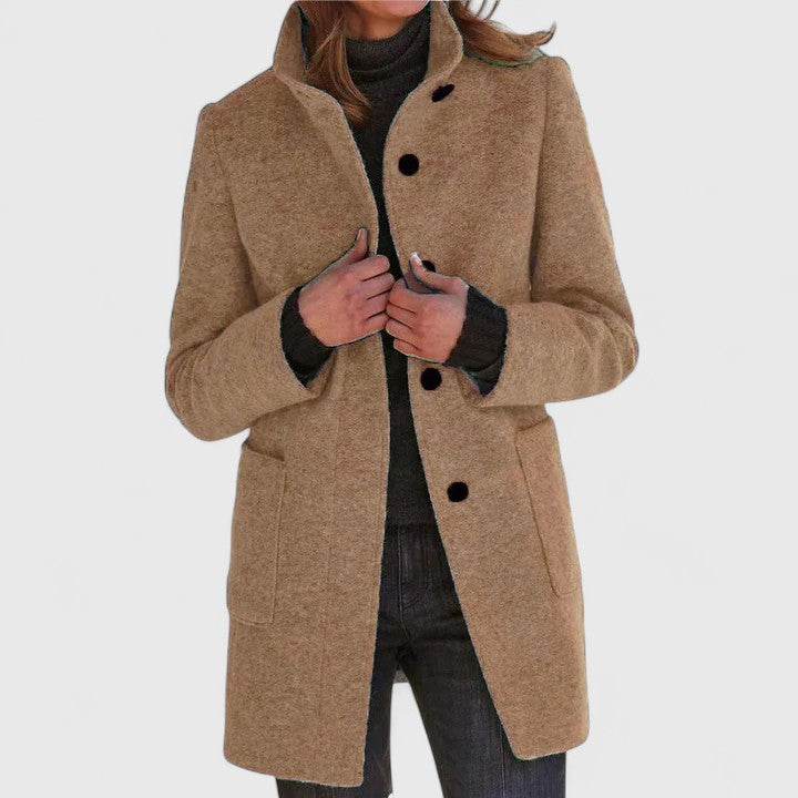 Manteau chic en laine Danoir Paris Elenaaa, coupe élégante et tissu chaud, porté sur un mannequin avec un fond neutre.