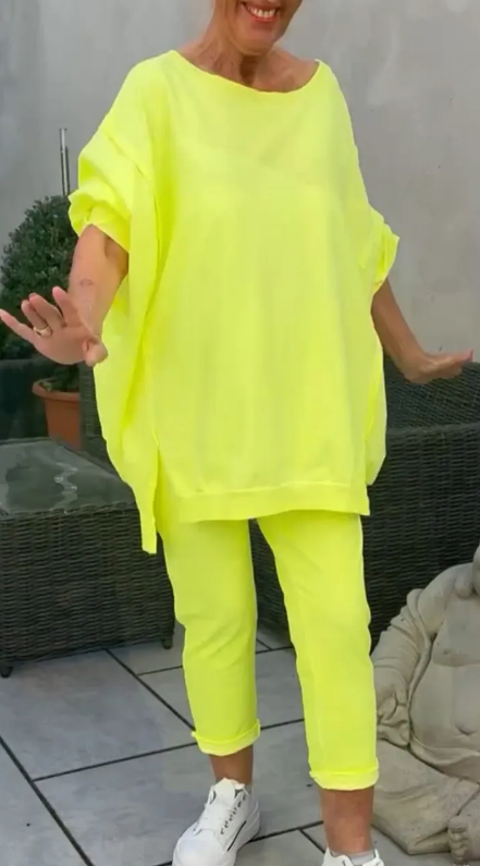 Ensemble loungewear oversize Frieda de Danoir Paris, tissu doux gris clair, porté par un mannequin, style confortable et tendance.