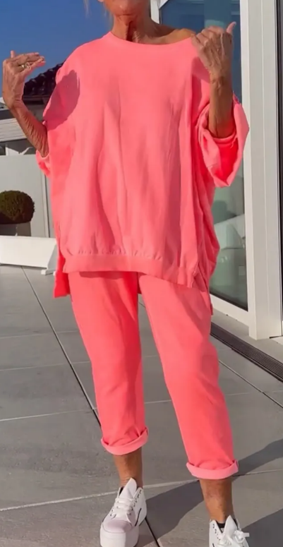 Ensemble loungewear oversize Frieda de Danoir Paris, pull et pantalon confortables en tissu doux, couleur neutre.