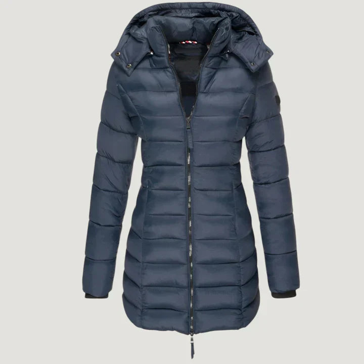 Veste d'hiver élégante Maria de Danoir Paris, en bleu, avec coupe sophistiquée et détails modernes, vue de face.