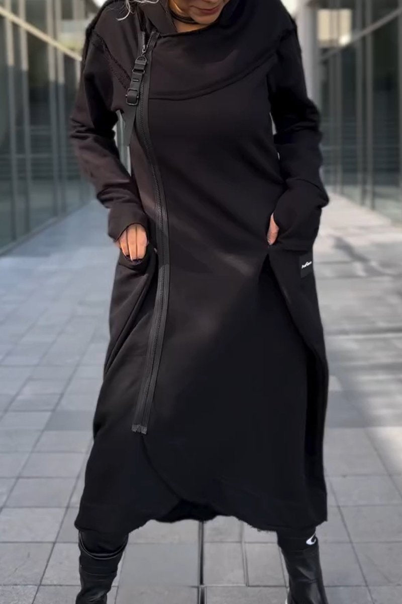 Robe à capuche décontractée Hildegard de Danoir Paris en noir, tissu confortable et style décontracté pour un look décontracté.