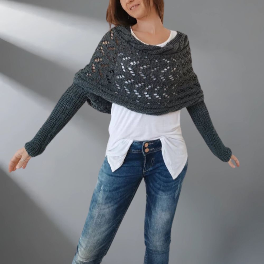 Châle tissé WarmWrap™ de Danoir Paris, élégant et chaud, avec un motif sophistiqué, porté en style sophistiqué.