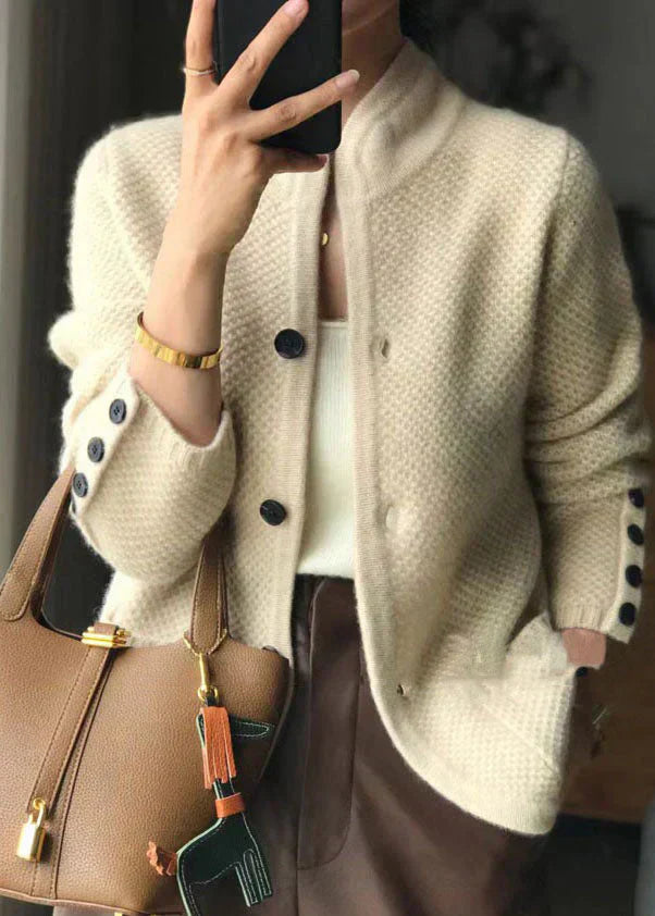 Gilet en cachemire blanc Danoir Paris, modèle Claire, élégant et confortable, porté seul ou en couche.