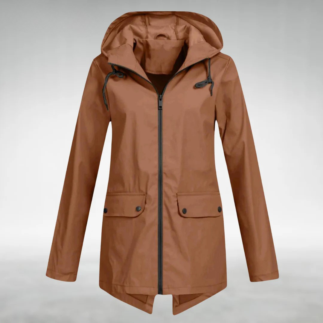Vêtement imperméable élégant Danoir Paris FR902 bleu, modèle Arlyn, porté en extérieur avec capuche et fermeture éclair.