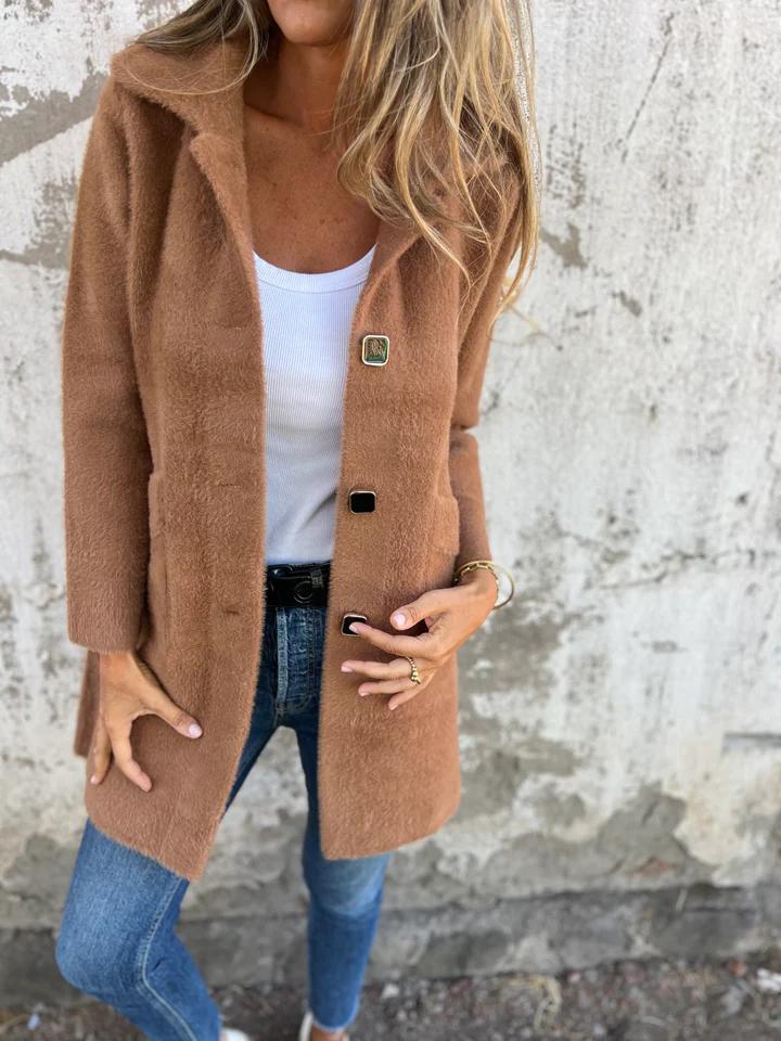 Manteau d'hiver élégant Salene Danoir Paris avec coupe sophistiquée, en tissu chaud, couleur neutre, porté par un mannequin.