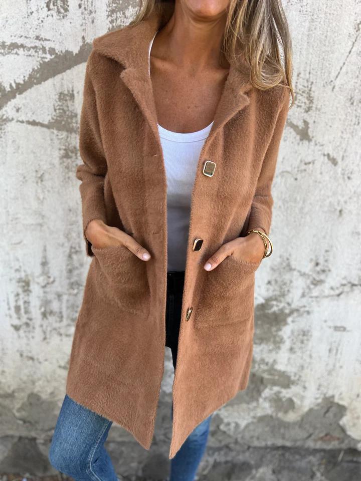 Manteau d'hiver élégant Salene FR903 de Danoir Paris, coupe moderne, tissu chaud et sophistiqué, porté par une femme.