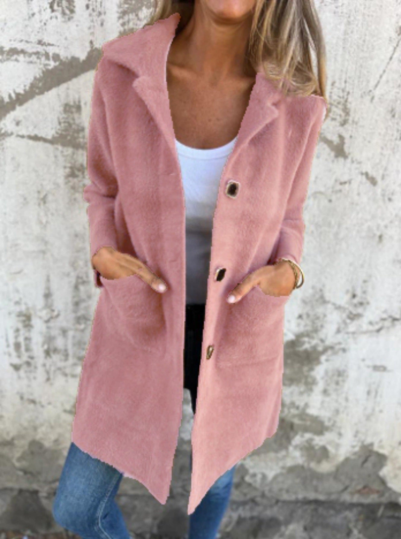 Manteau d'hiver élégant Danoir Paris FR903, coupe classique, couleur noire, doublure chaude, porté sur mannequin.