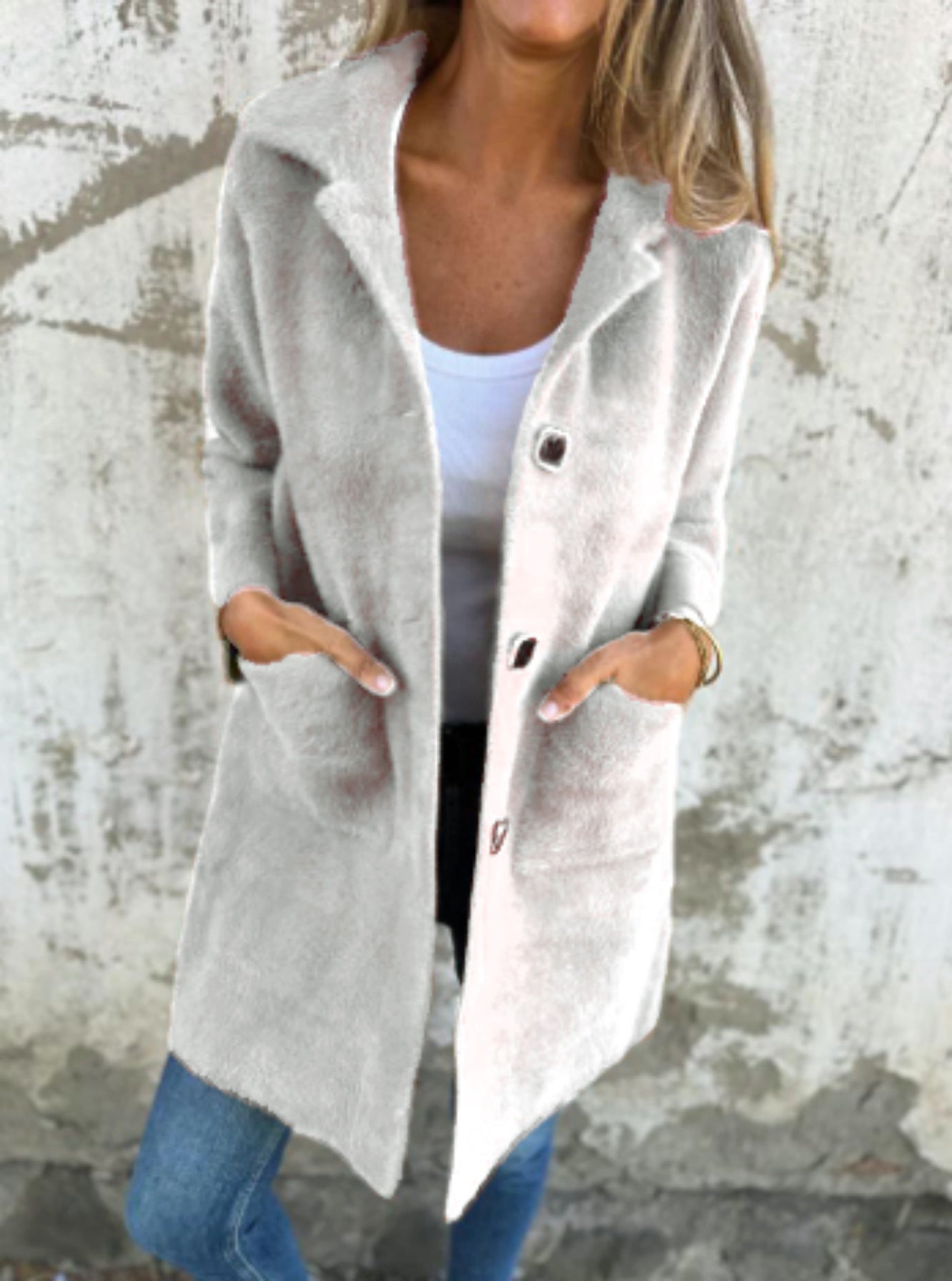 Manteau d'hiver élégant Salene de Danoir Paris, modèle FR903, en tissu chaud avec col et boutons, porté en extérieur.