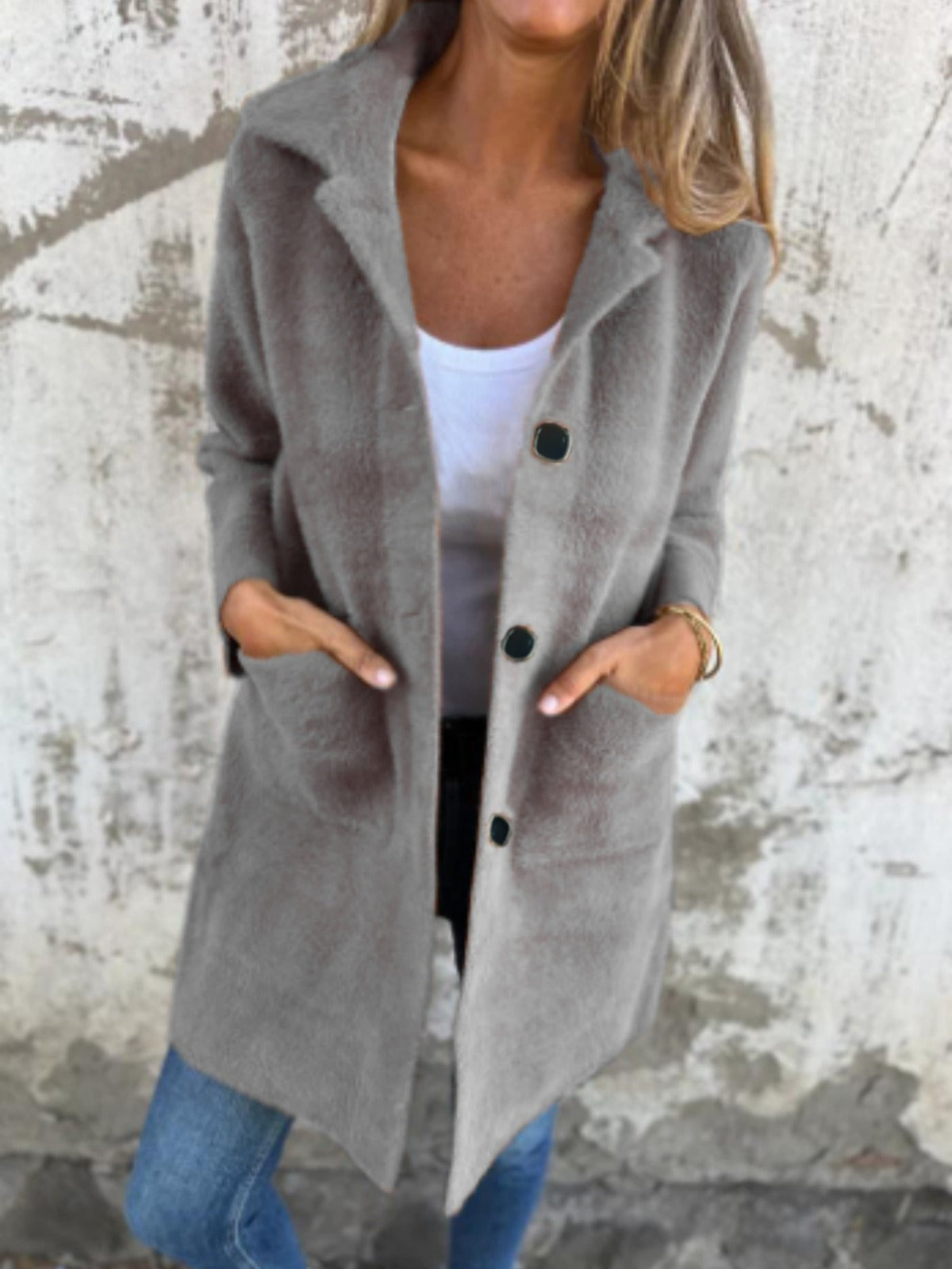 Manteau d'hiver élégant Danoir Paris FR903, coupe sophistiquée, en tissu chaud, porté par un mannequin.