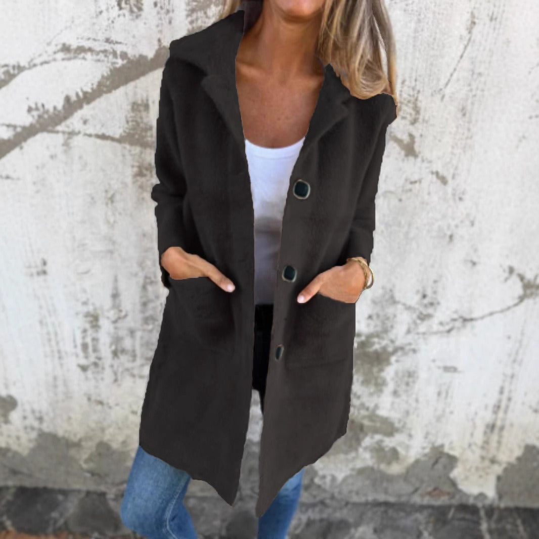 Manteau d'hiver élégant Salene de Danoir Paris, coupe raffinée, en tissu chaud, porté par un mannequin.