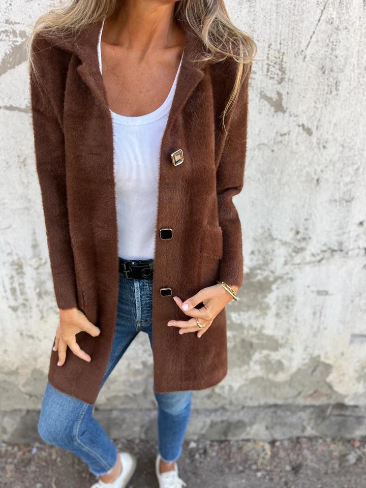 Manteau d'hiver élégant Salene de Danoir Paris en violet, veste courte avec col et boutonnières, pour femmes.