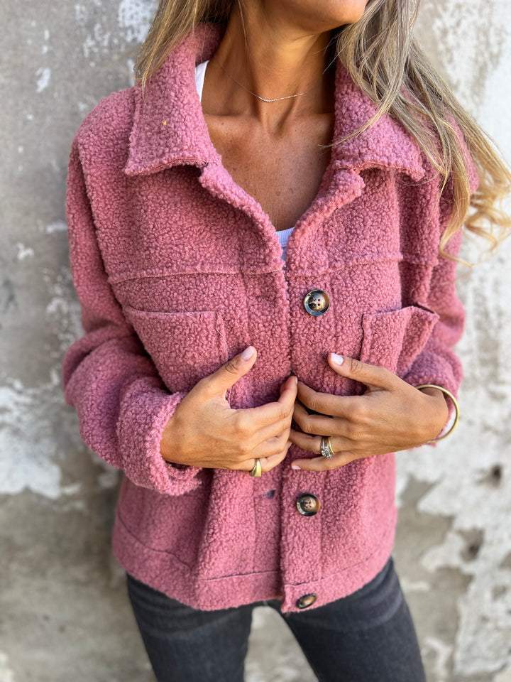 Veste élégante et confortable FR904 de Danoir Paris, en tissu chic avec détails modernes, portée sur un mannequin.