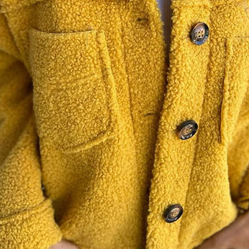 Veste élégante et confortable Danoir Paris FR904, coupe ajustée, tissu chic, portée en style sophistiqué, vue de face.