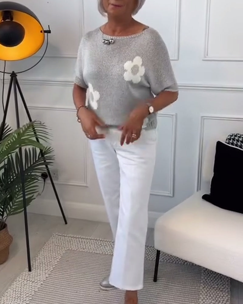 Pull floral élégant Daisy de Danoir Paris, modèle FR906, en tissu léger avec motif de fleurs dans des tons doux.