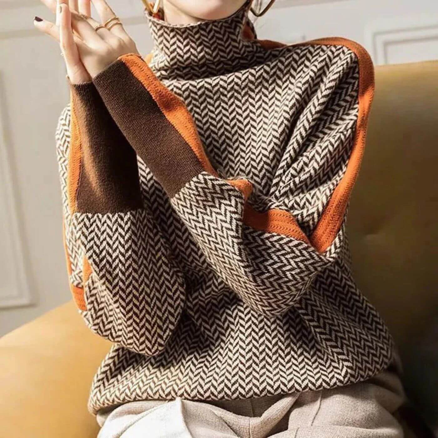 Pull roulé chic en chevrons Leni de Danoir Paris, modèle FR908, avec motif à rayures élégantes.