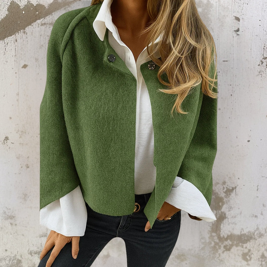 Veste courte élégante Danoir Paris Judith FR909 en kaki, coupe moderne et sophistiquée, visible avec détails de la texture.