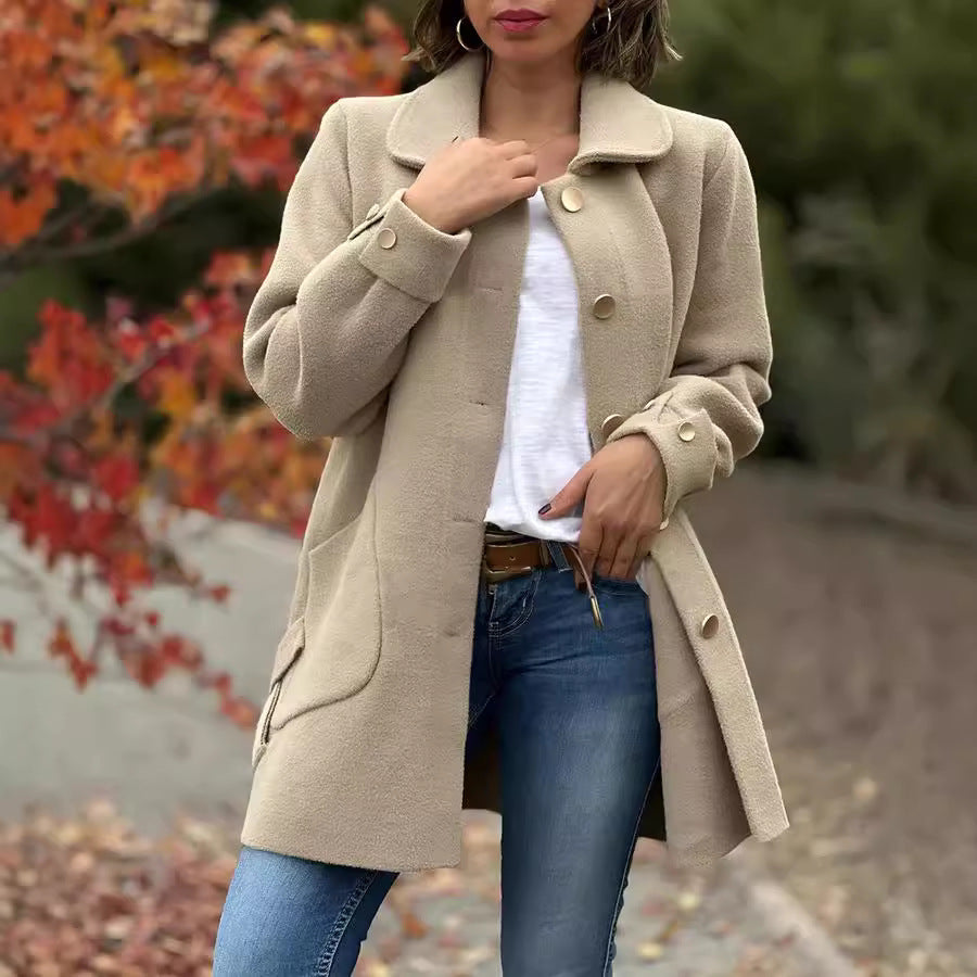 Manteau oversize élégant Danoir Paris FR915 en beige, vue de face, porté, avec col large et coupe tendance.