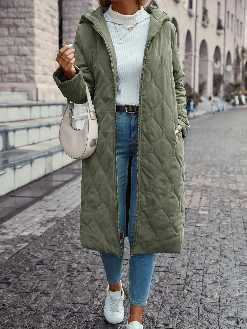 Manteau d'hiver élégant Danoir Paris FR923 pour femmes, en tissu chaud, couleur neutre, porté avec col haut et boutons.