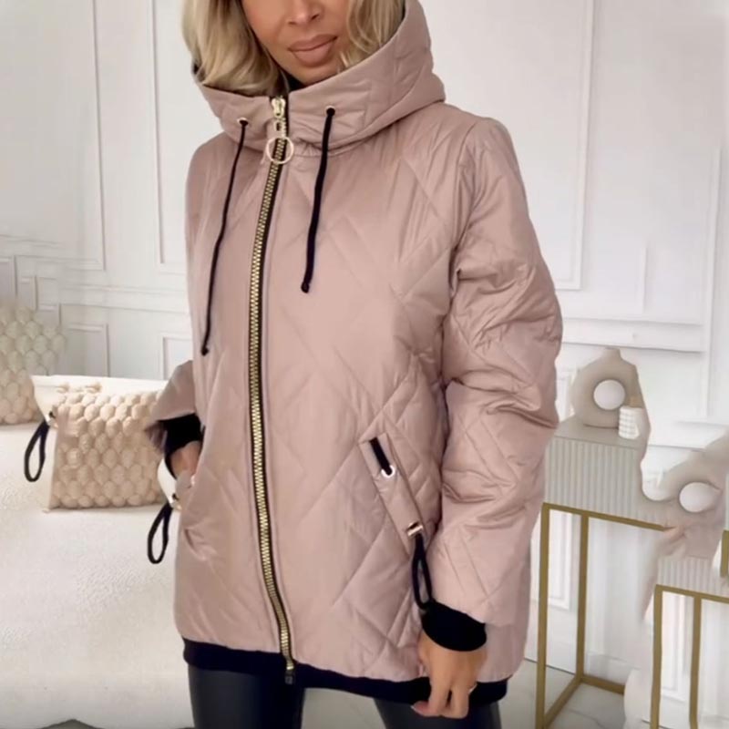 Parka d'hiver élégante Helena Danoir Paris en rose, style féminin, coupe ajustée, idéale pour la saison froide.