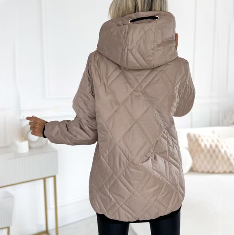 Parka d'hiver élégante Helena de Danoir Paris en rose, doublée chaude, avec capuche et fermeture éclair.