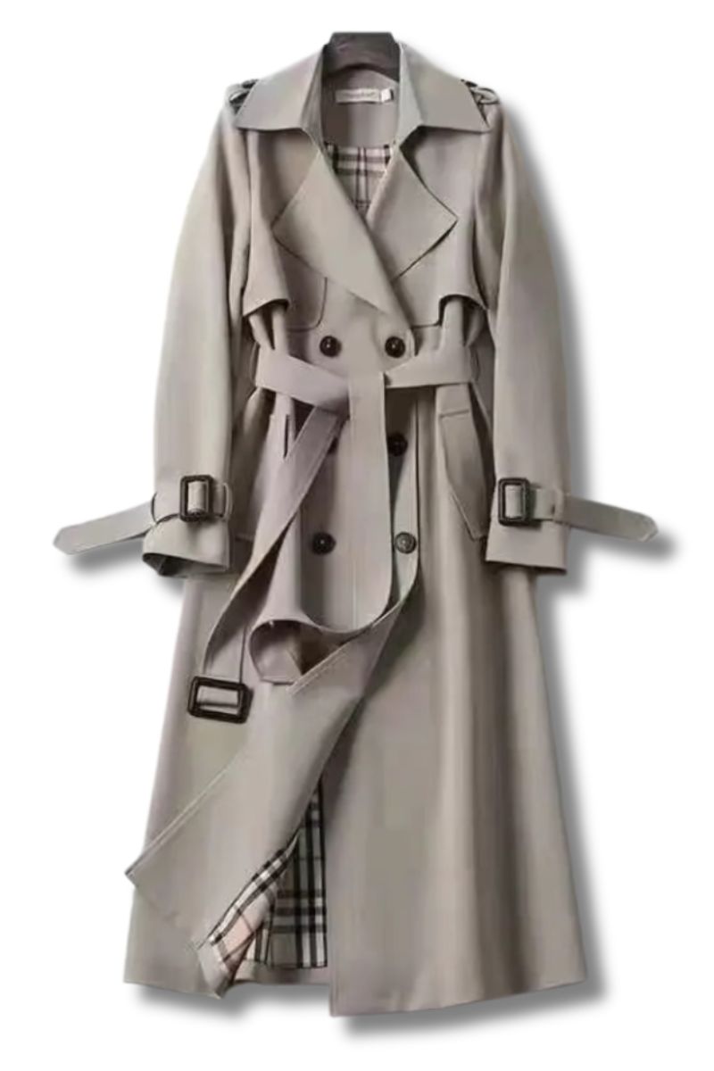 Manteau trench-coat élégant automnal Danoir Paris Helena FR928 en beige, porté, avec détails sophistiqués.