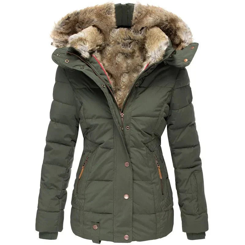 Veste hivernale élégante Celinda de Danoir Paris en noir, coupe sophistiquée, idéale pour l'hiver, image en gros plan.