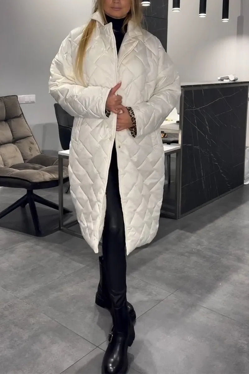 Manteau réversible chic Danoir Paris FR934 noir avec détails élégants, porté par un mannequin, vue frontale.
