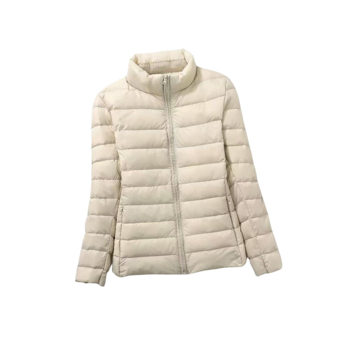 Veste ultra légère élégante Elin de Danoir Paris, couleur neutre, avec coupe moderne, portée en extérieur.