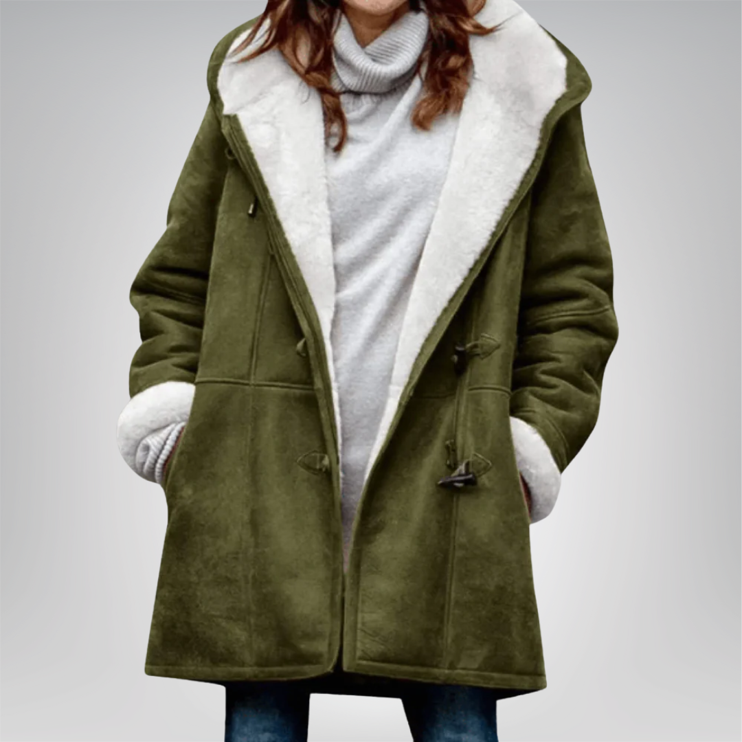 Veste élégante en fleece Danoir Paris Maria, couleur vert mousse, coupe ajustée, détail élégant, visible sur l'image.
