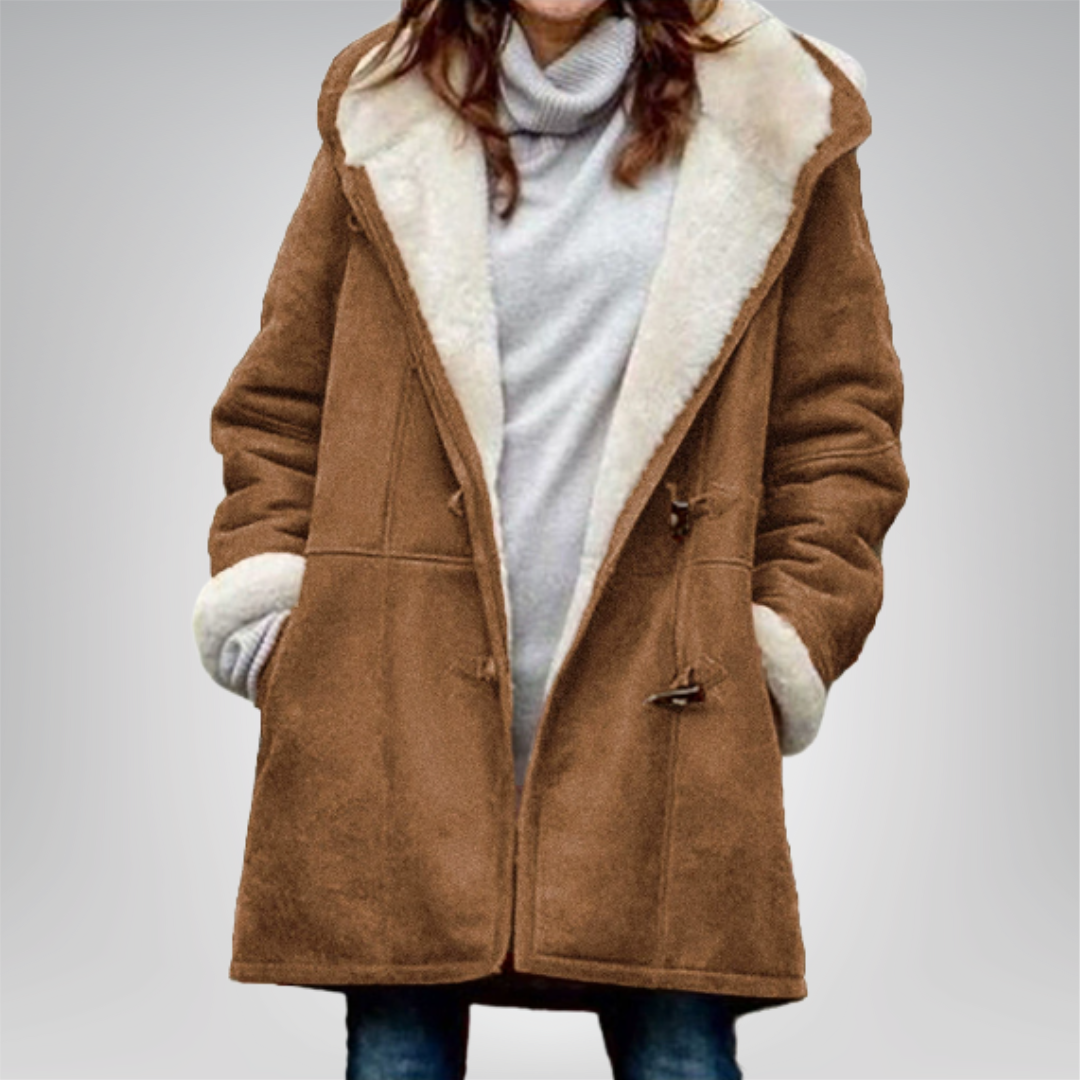 Veste élégante en fleece Danoir Paris Maria, couleur vert mousse, coupe ajustée, détail chic, portée décontractée.