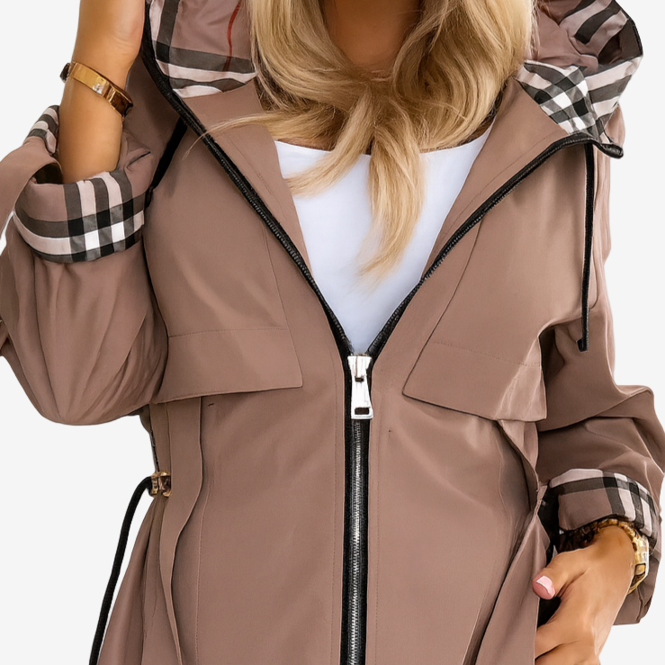 Trench élégant marron pour mi-saison, modèle Nathalie de Danoir Paris, avec ceinture et col classique.