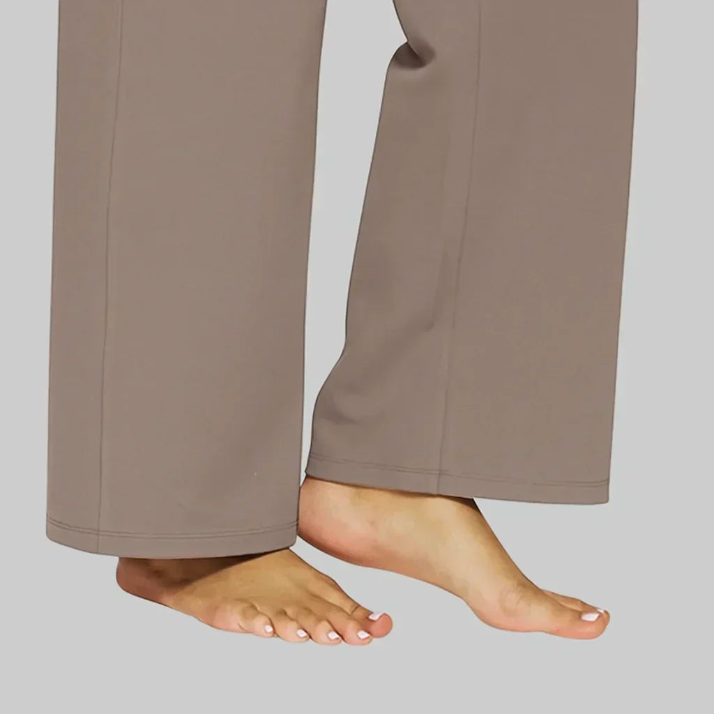 Pantalon stretch confortable Enora de Danoir Paris, vue du bas, tissu souple et ajusté, mode décontractée et élégante.