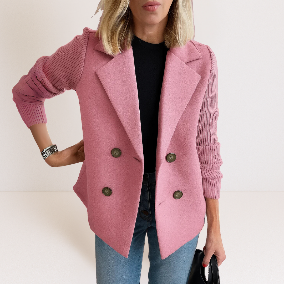 Veste élégante en tricot Danoir Paris FR968, coloris rose, coupe ajustée, détails sophistiqués, portée sur un mannequin.