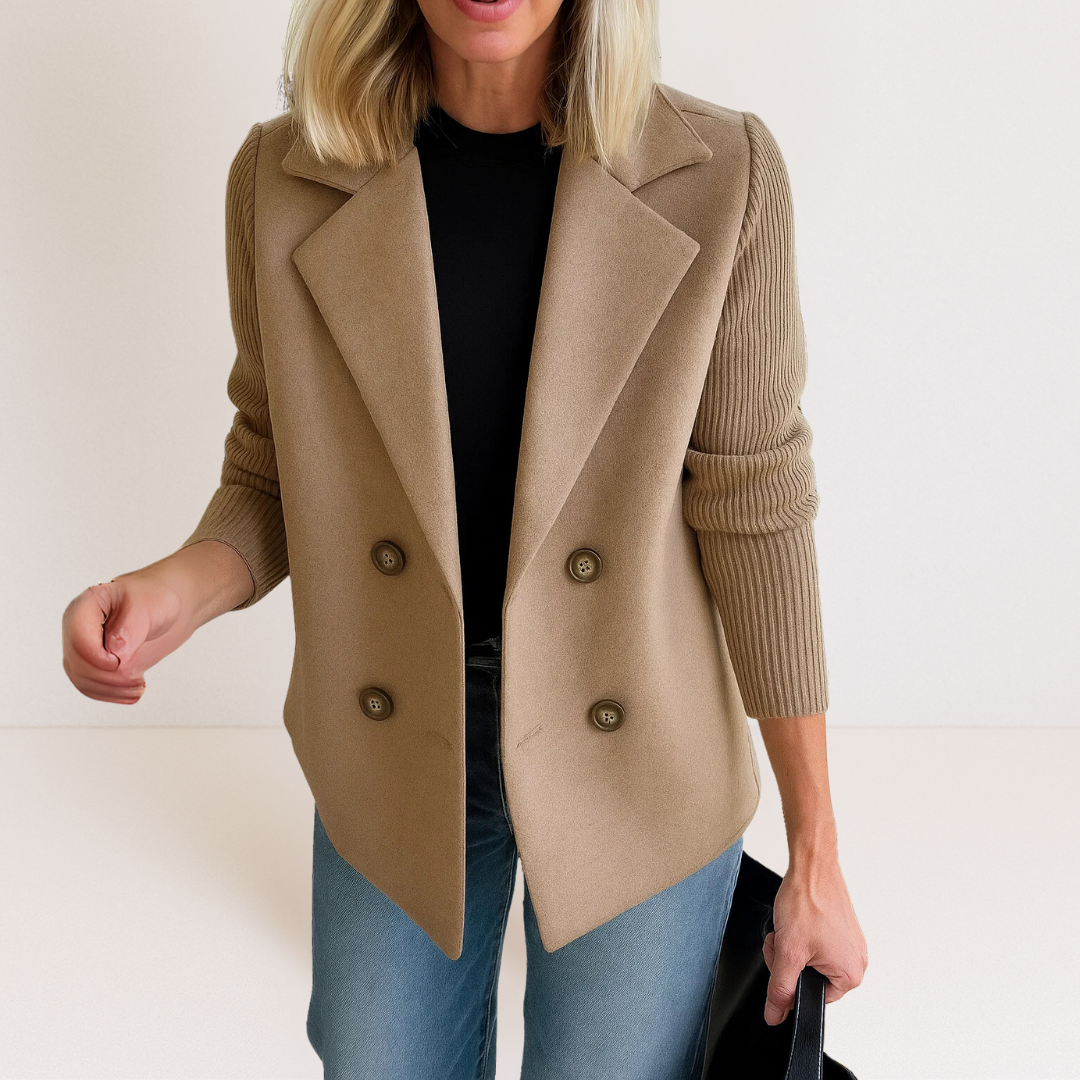 Veste élégante en tricot rose Danoir Paris FR968, modèle Martine, portée sur un fond neutre.