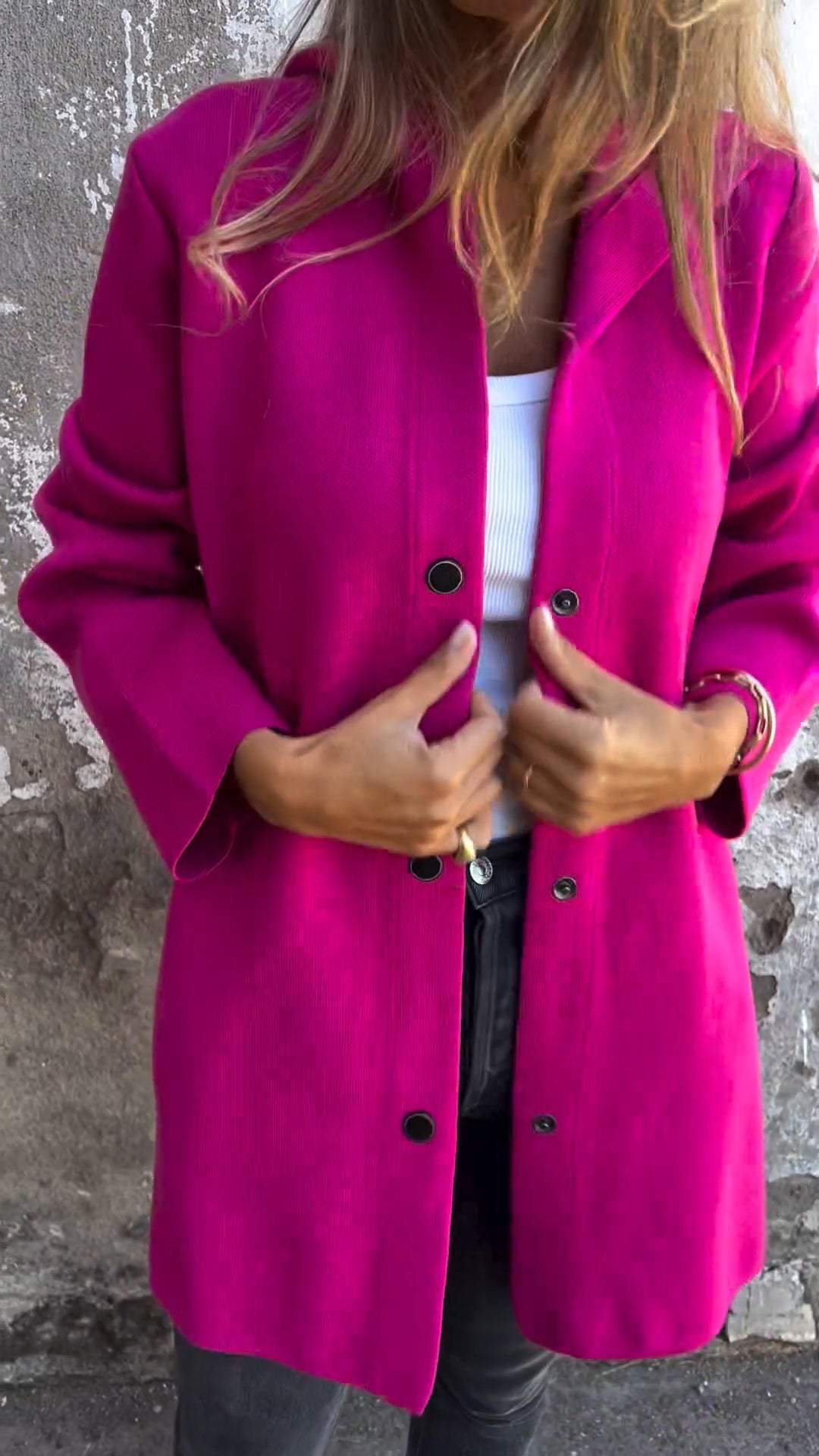 Cardigan décontracté rouge avec capuche Adriana de Danoir Paris, style confortable et tendance, porté sur un mannequin.