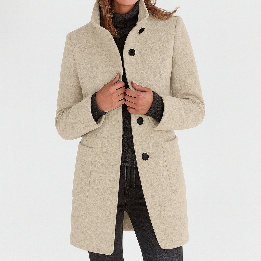 Veste d'hiver élégante Stella de Danoir Paris, modèle FR975, en gris, avec coupe sophistiquée et détails modernes.