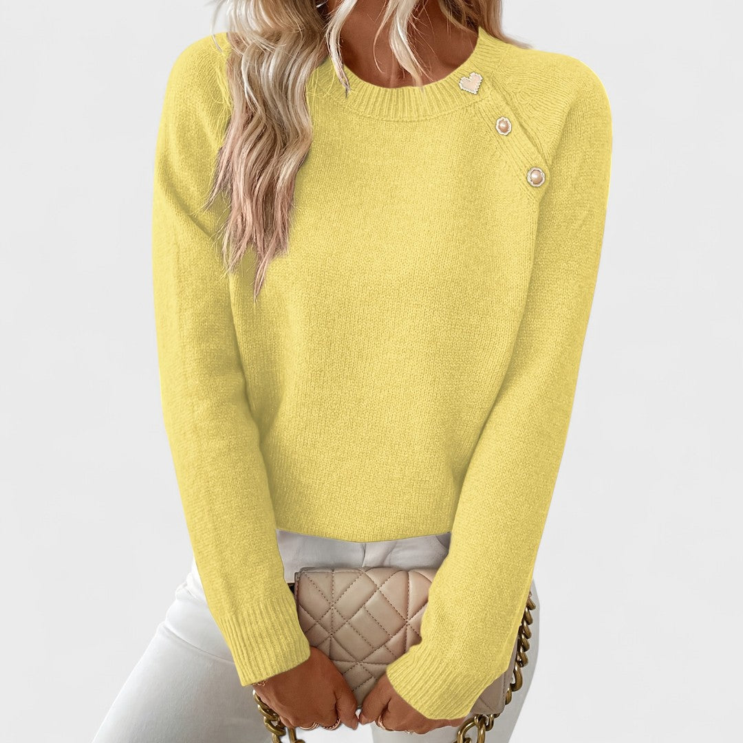 Pull chic asymétrique Roxanne de Danoir Paris, en tissu élégant, porté par un mannequin dans une pièce lumineuse.