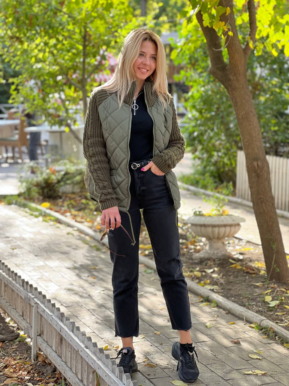 Veste matelassée élégante Nora Danoir Paris en gris, front visible avec col et fermeture éclair.