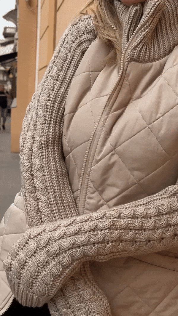 Veste matelassée élégante Nora de Danoir Paris, gris, modèle FR987, vue de face avec détails du tissu et du design sophistiqué.