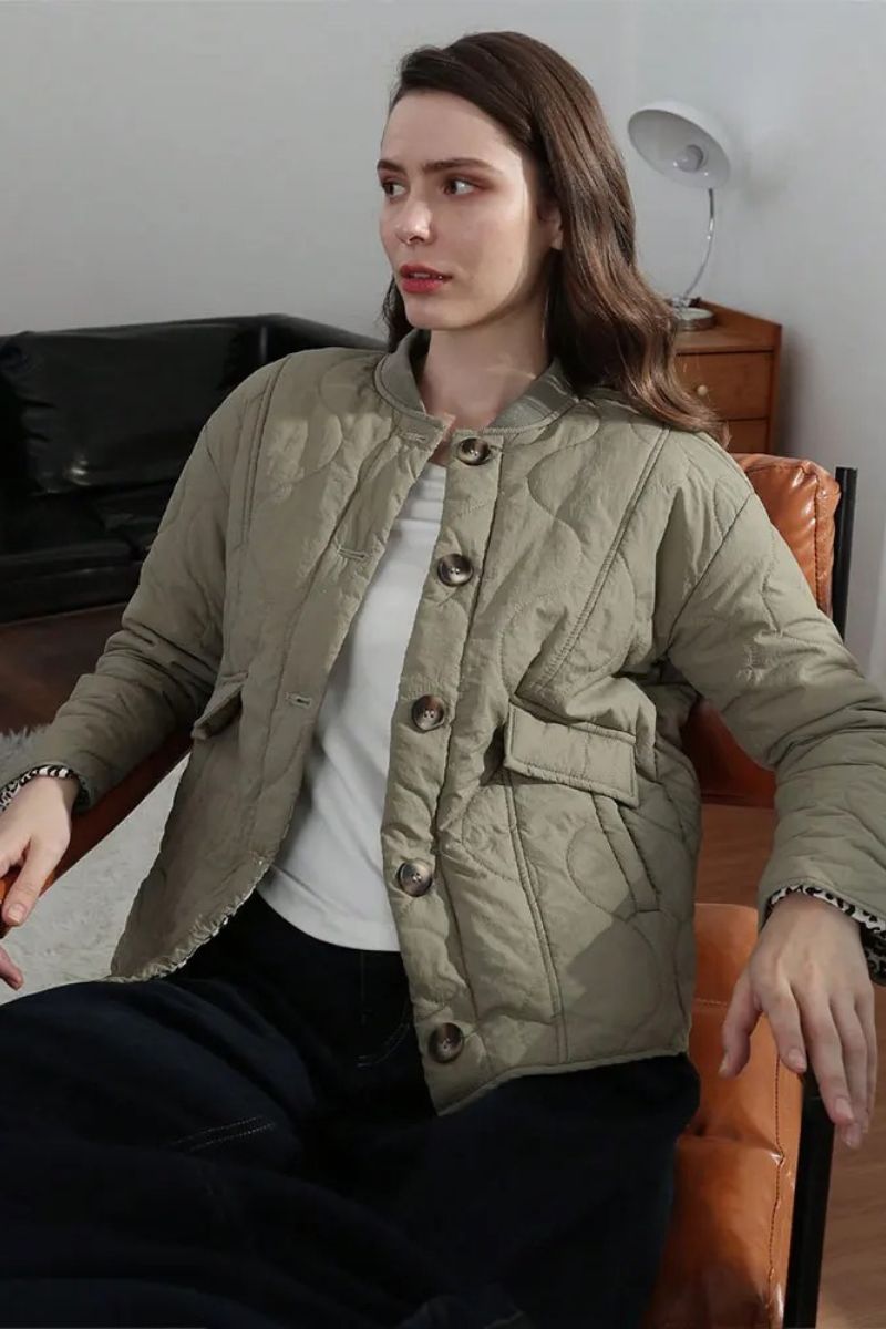 Veste matelassée moderne Noemi™ de Danoir Paris, style contemporain, doublure douce, couleur neutre, vue de face.