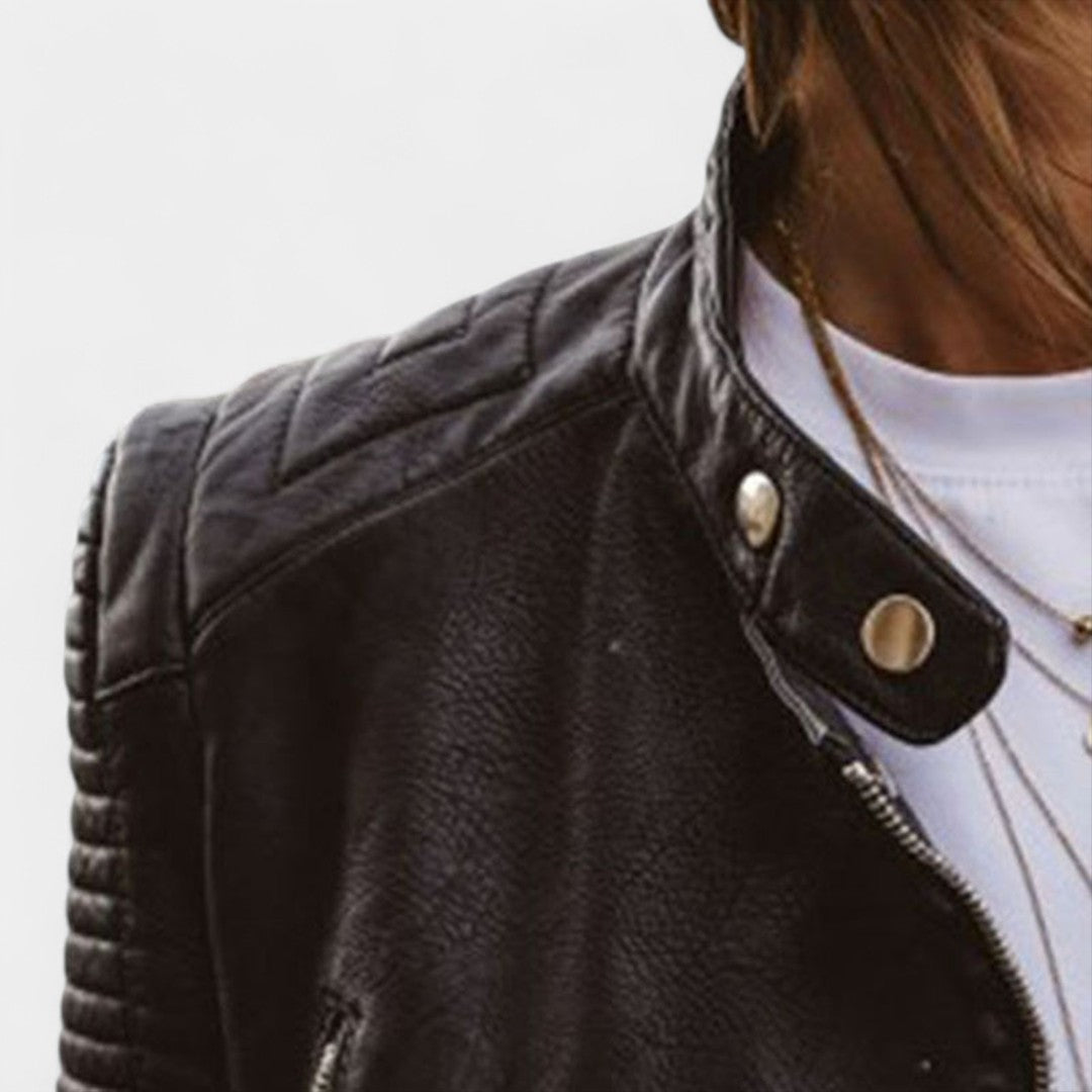 Veste de biker chic Flavia FR990 de Danoir Paris, style élégant en cuir noir avec détails modernes, vue de face.