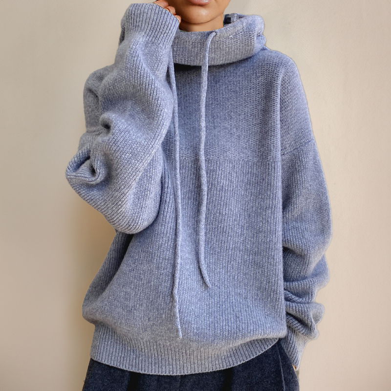 Pull à col roulé élégant Lena de Danoir Paris, en vert, porté, montrant le style chic et sophistiqué du vêtement.