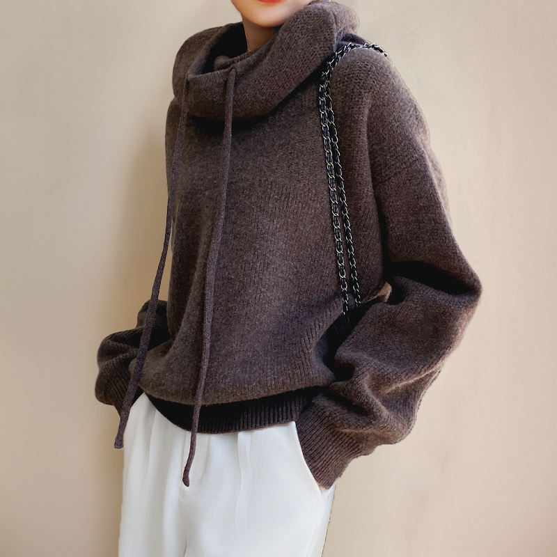 Pull à col roulé élégant Lena de Danoir Paris, en vert, porté, mettant en valeur le style sophistiqué et la texture douce du vêtement.