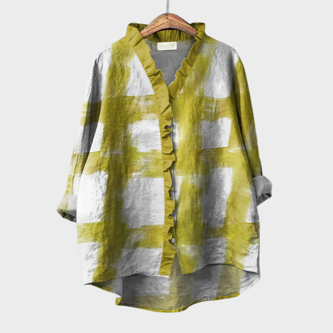 Blouse d'été chic Melissa de Danoir Paris, en tissu jaune avec détails élégants, portée sur un fond neutre.