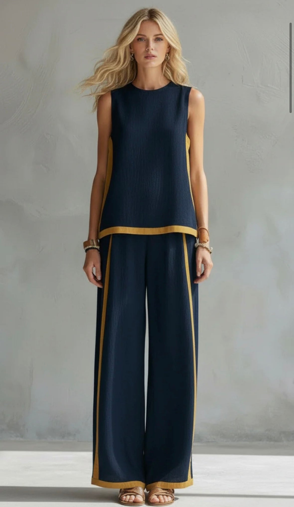 Ensemble deux pièces gris élégant Leila de Danoir Paris, vue de face, avec détails du tissu et coupe sophistiquée.