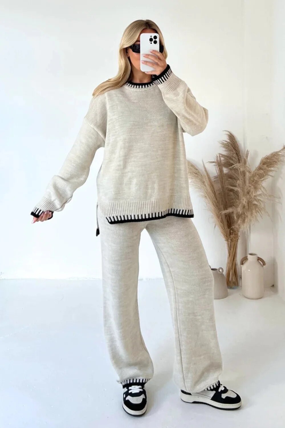 Ensemble automnal chic Gabrielle de Danoir Paris, vêtement gris clair en tissu élégant et confortable.