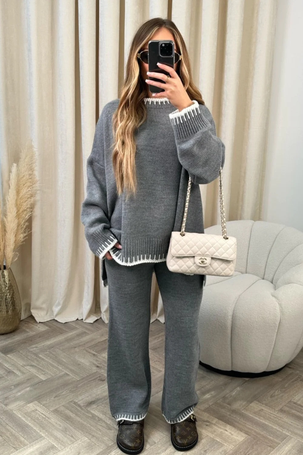 Ensemble automnal chic Gabrielle de Danoir Paris, vêtement gris clair avec détails élégants, porté sur mannequin.