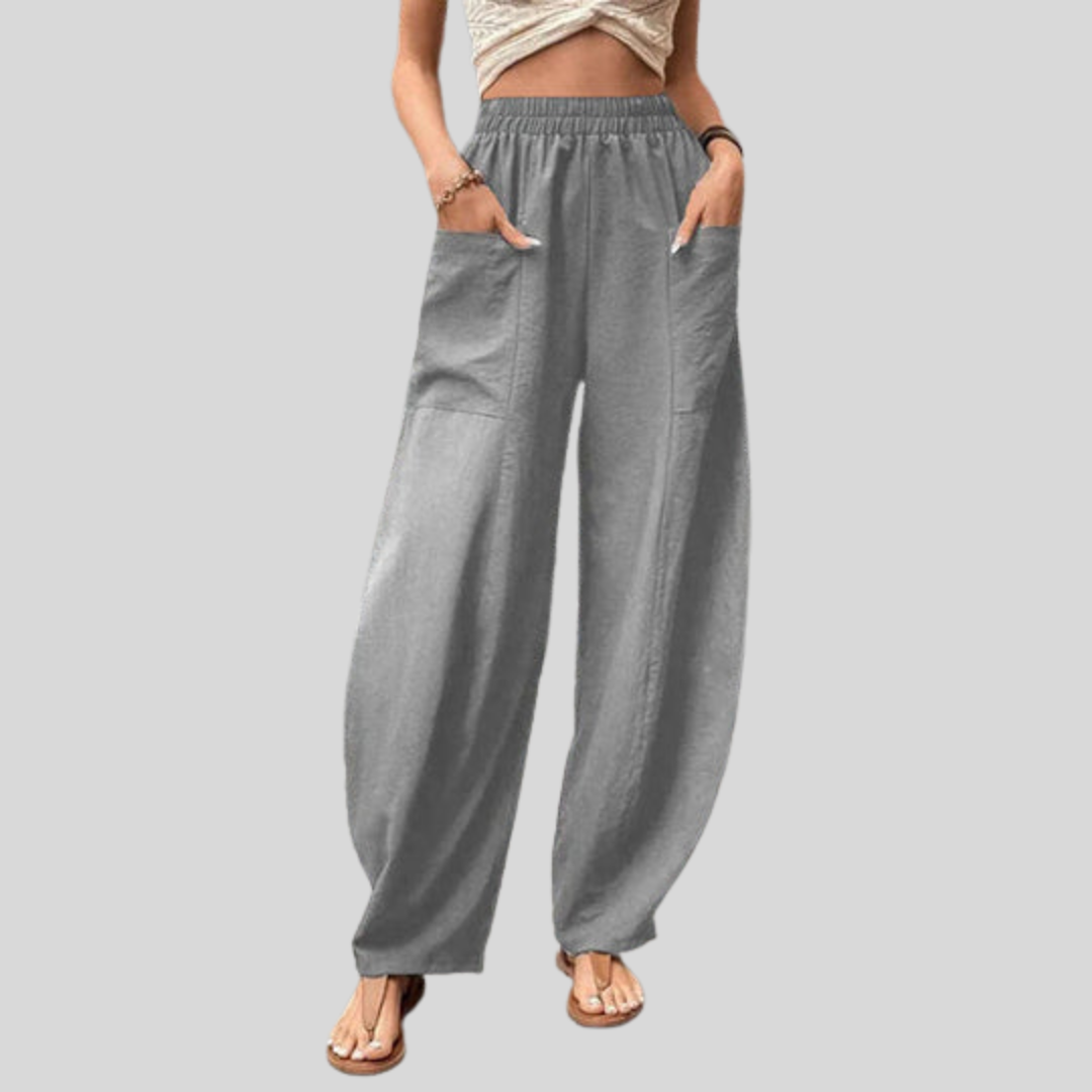 Pantalons fluides Vanna de Danoir Paris, coupe élégante en tissu léger, couleur neutre, porté sur un mannequin.