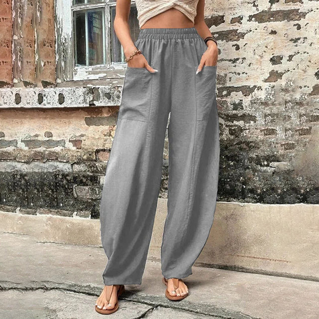 Pantalons fluides Vanna de Danoir Paris, coupe élégante, tissu léger, couleur neutre, portée chic et confortable.