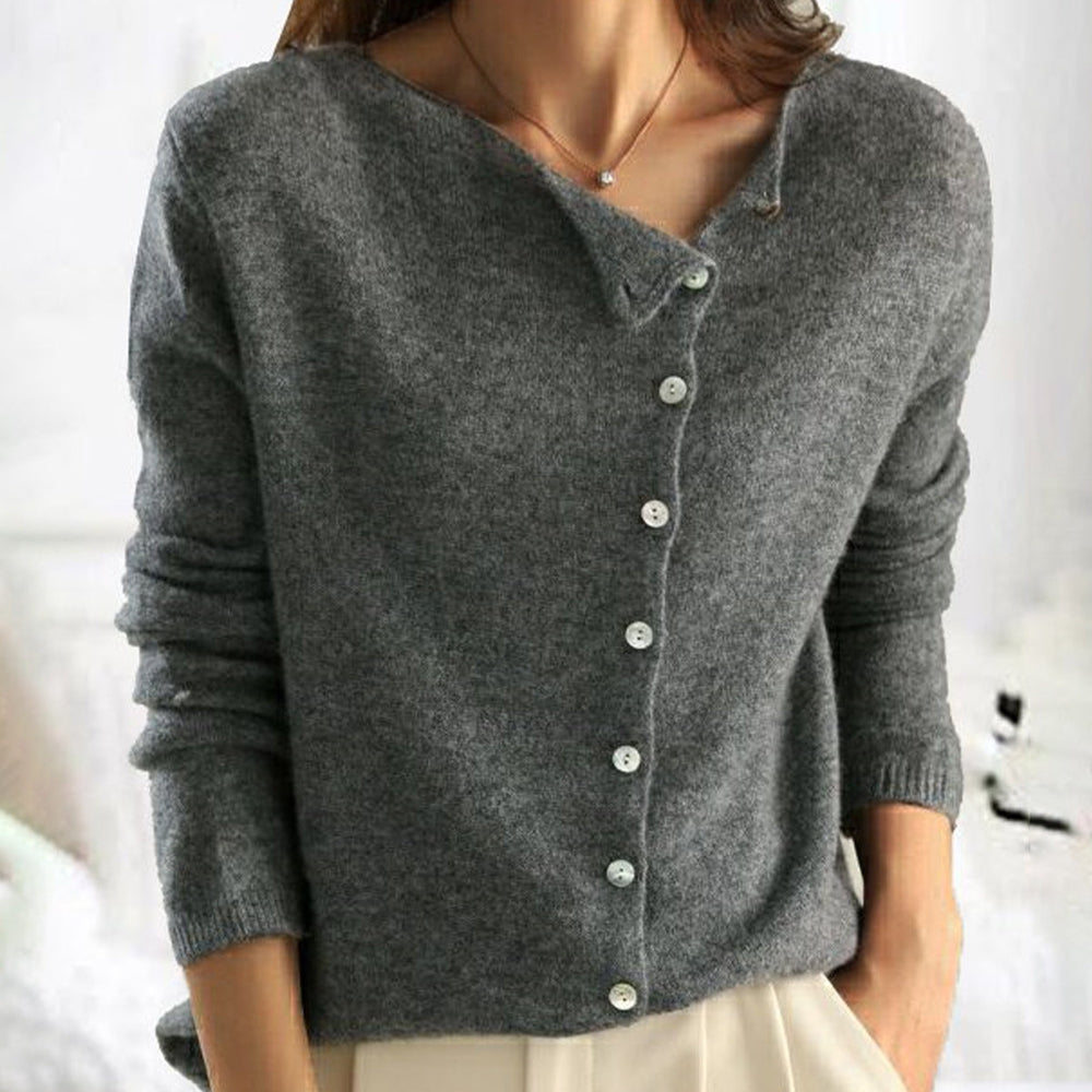 Pull gris élégante Danoir Paris Beatrice, vêtement douillet et chic pour femme, porté sur un mannequin.